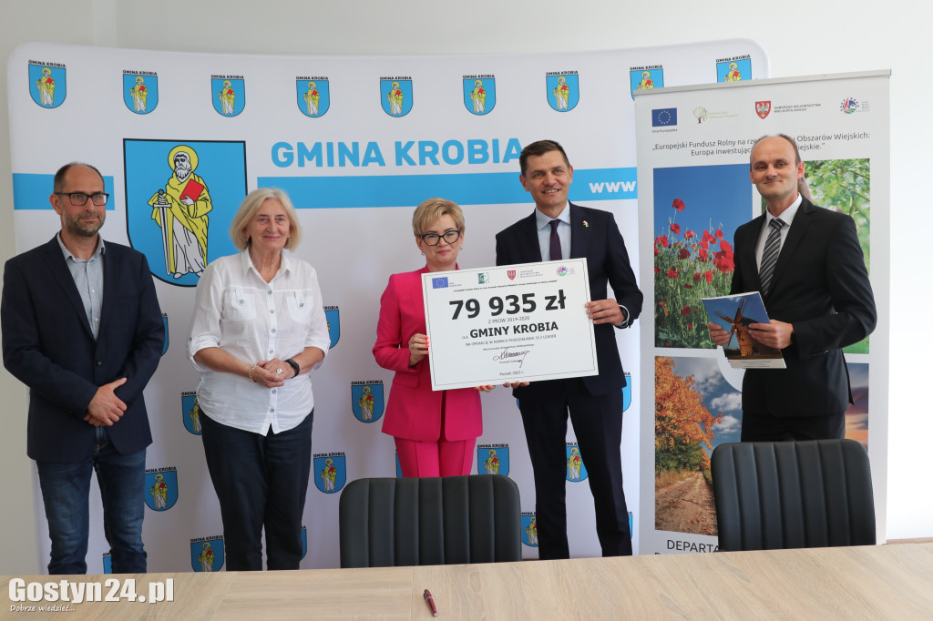 Podpisanie umów na Wyspie Kasztelańskiej w Krobi