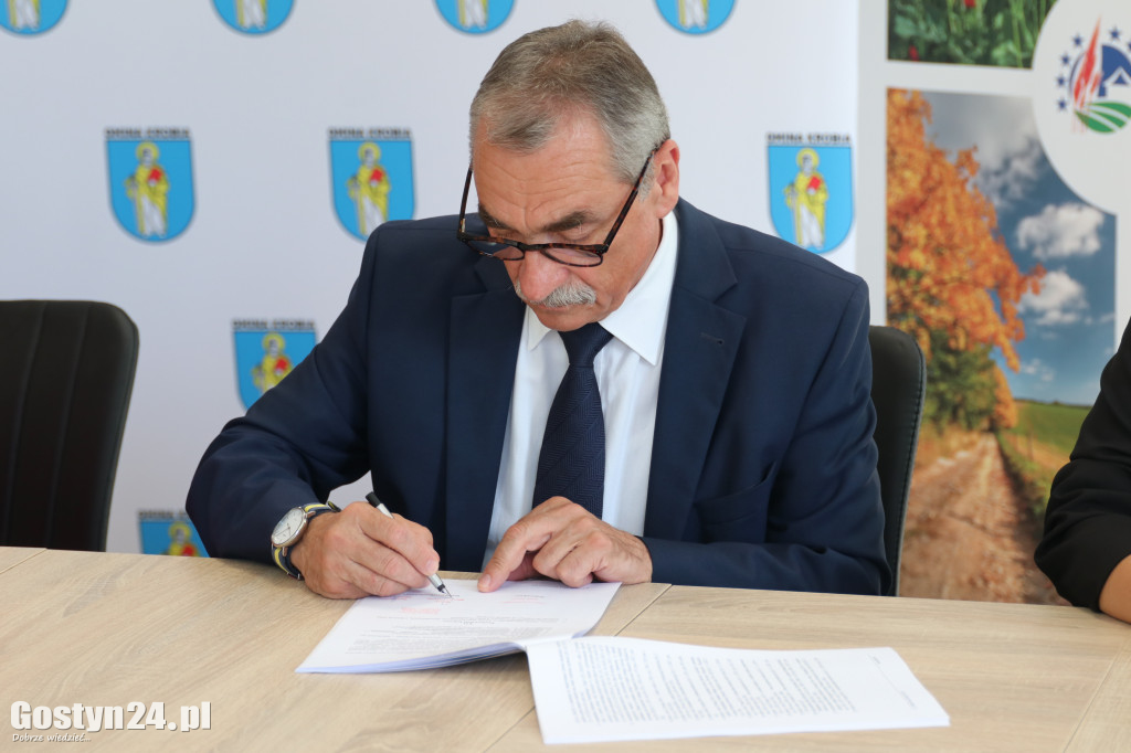 Podpisanie umów na Wyspie Kasztelańskiej w Krobi