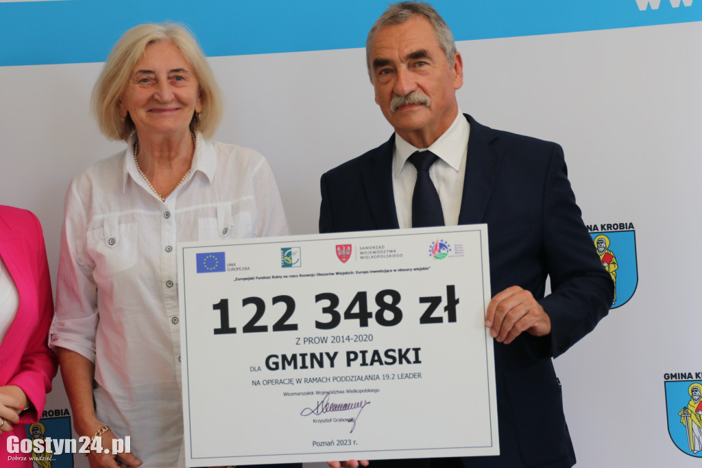 Podpisanie umów na Wyspie Kasztelańskiej w Krobi