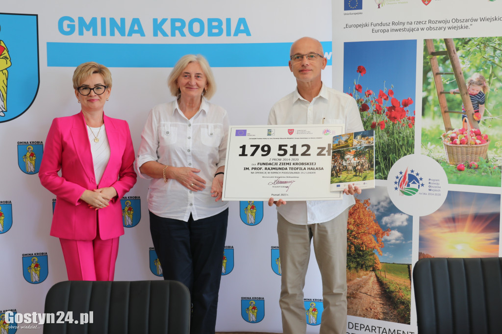 Podpisanie umów na Wyspie Kasztelańskiej w Krobi