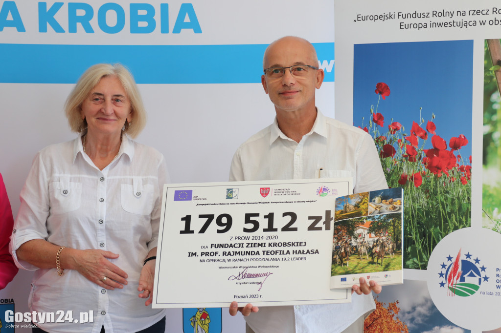 Podpisanie umów na Wyspie Kasztelańskiej w Krobi