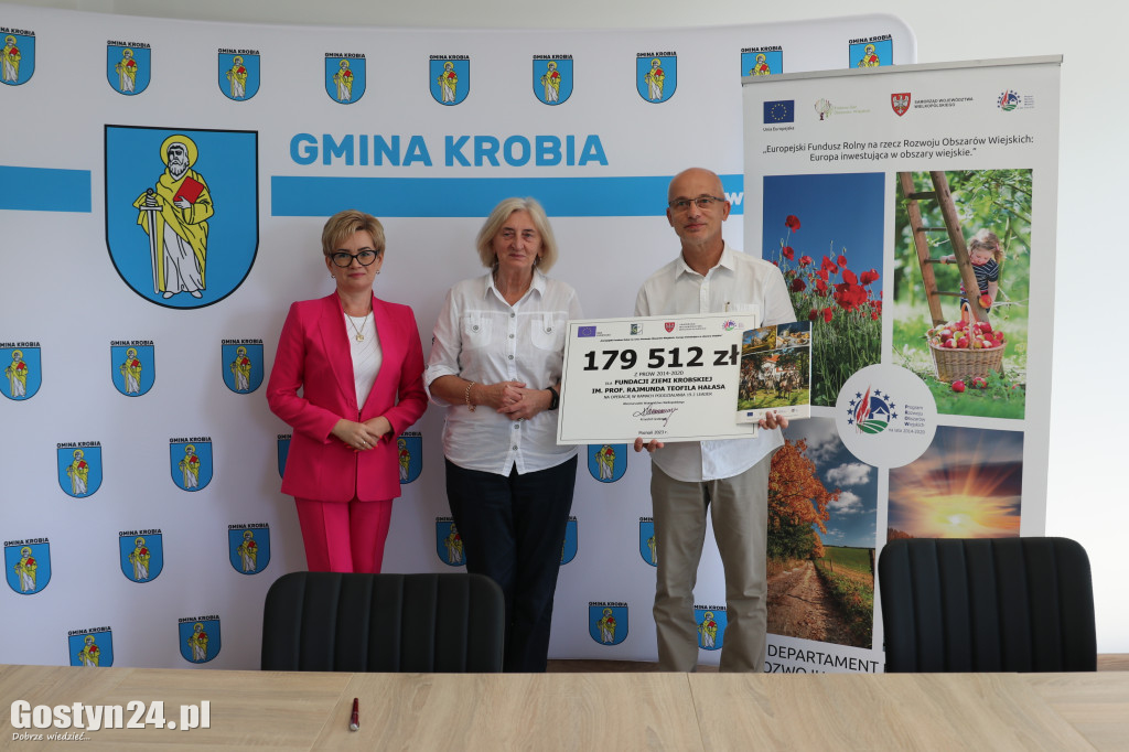 Podpisanie umów na Wyspie Kasztelańskiej w Krobi
