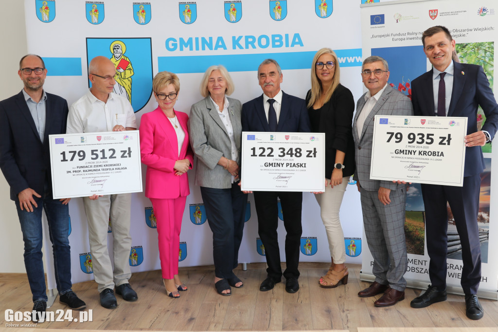 Podpisanie umów na Wyspie Kasztelańskiej w Krobi