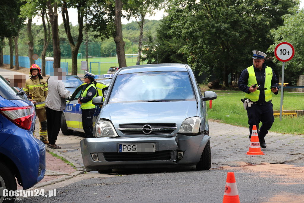 Kolizja dwóch osobówek w Piaskach
