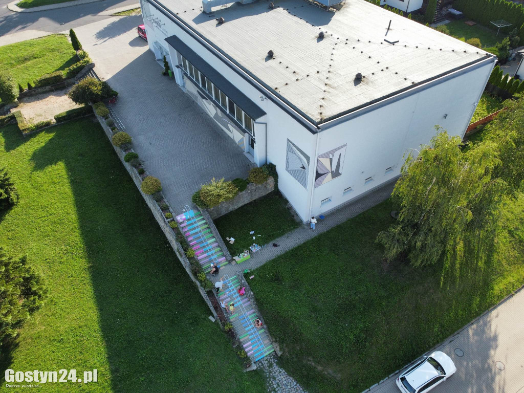 Kolorowe schody pojawiły się przy GOK Hutnik
