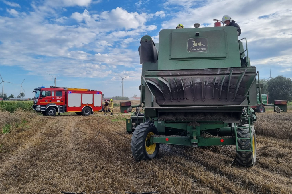 Podczas prac żniwnych zapalił się kombajn