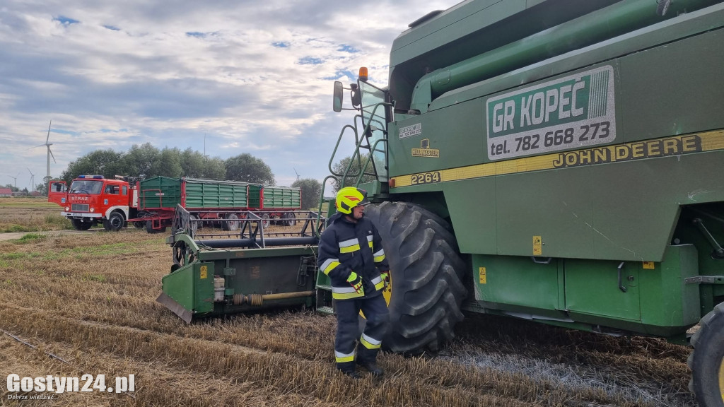 Podczas prac żniwnych zapalił się kombajn