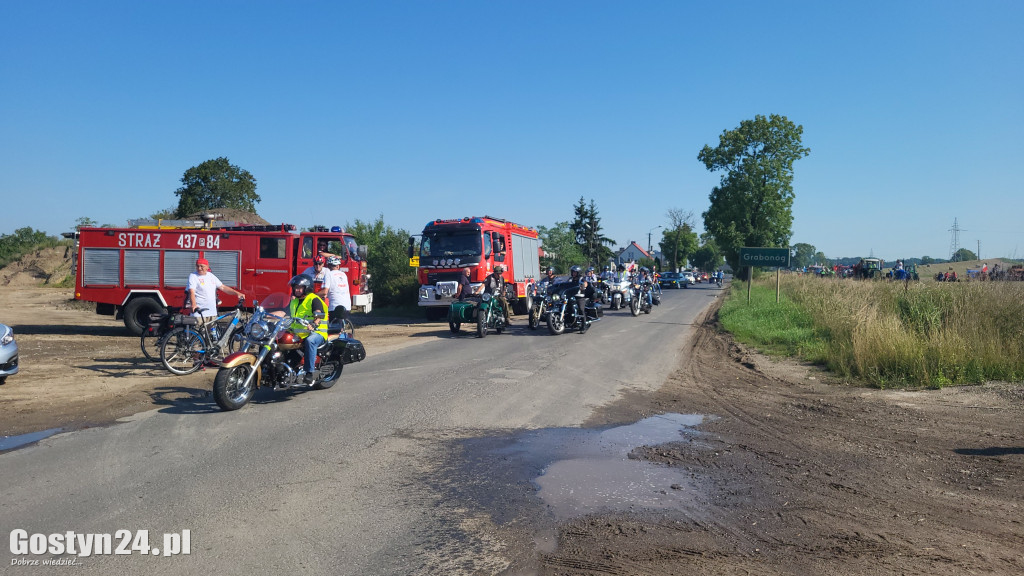 Parada zabytkowych pojazdów z Grabonoga na Świętą Górę