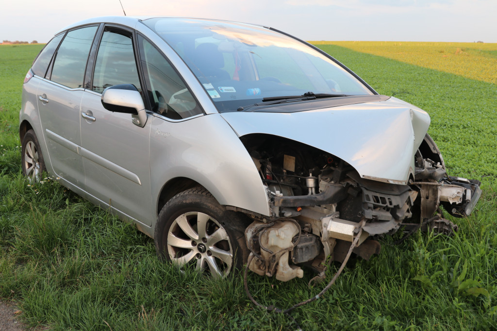 Kompletnie pijany kierowca uderzył w figurę