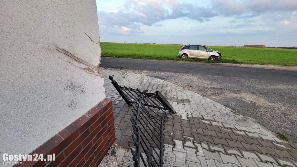 Kompletnie pijany kierowca uderzył w figurę