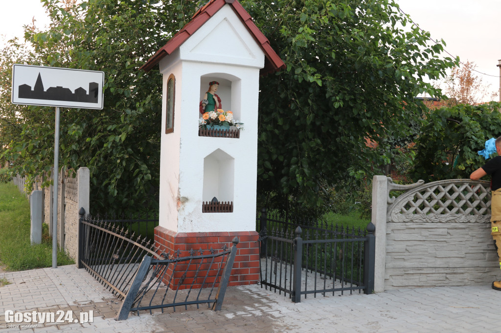 Kompletnie pijany kierowca uderzył w figurę