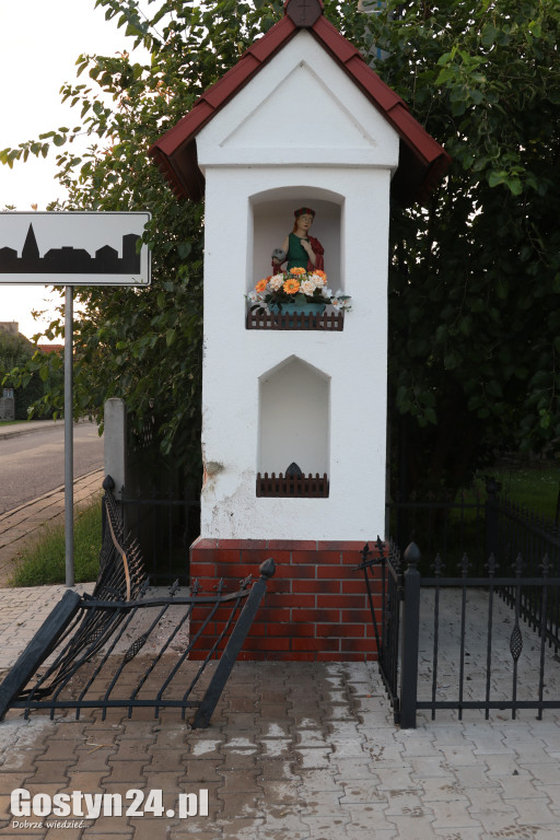Kompletnie pijany kierowca uderzył w figurę