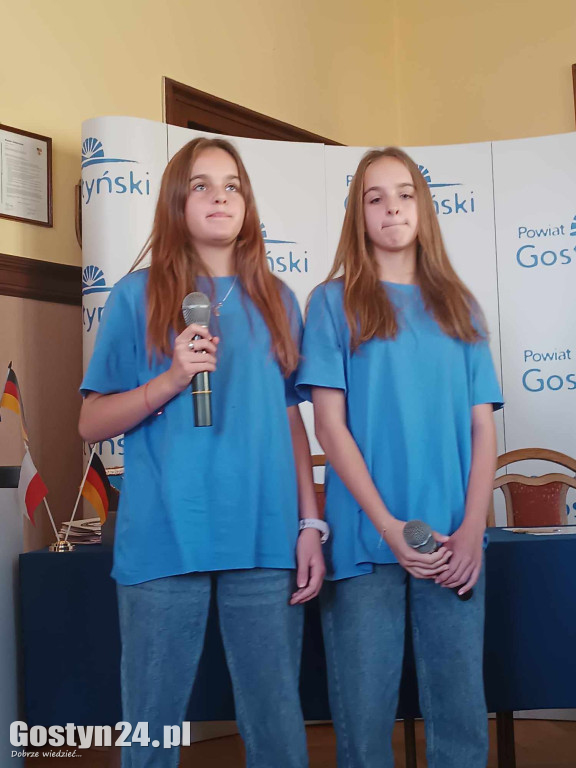 Podpisanie umów partnerskich w gostyńskim starostwie