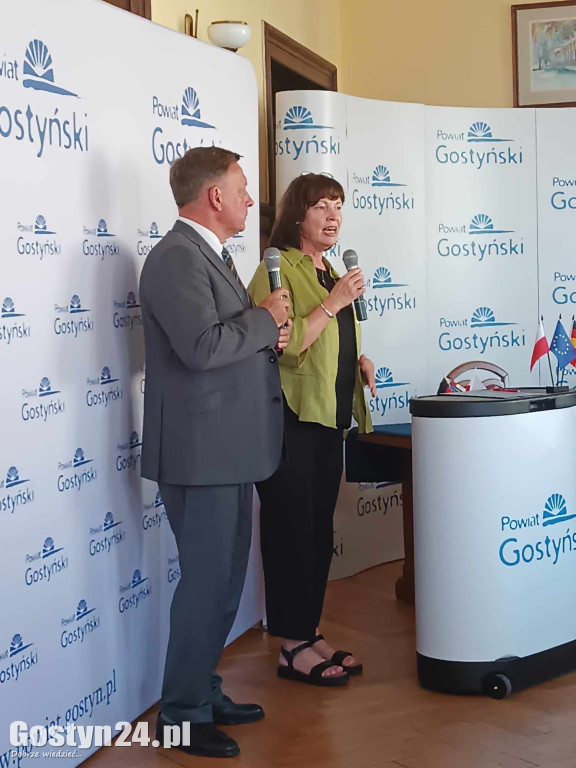 Podpisanie umów partnerskich w gostyńskim starostwie