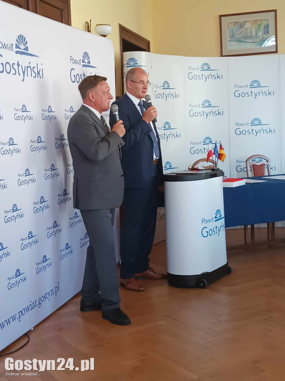 Podpisanie umów partnerskich w gostyńskim starostwie