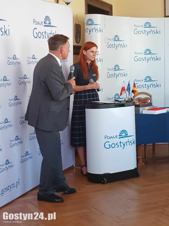 Podpisanie umów partnerskich w gostyńskim starostwie