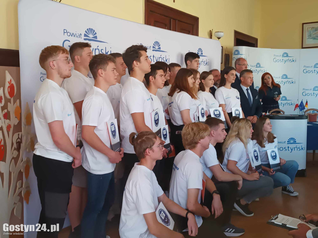 Podpisanie umów partnerskich w gostyńskim starostwie