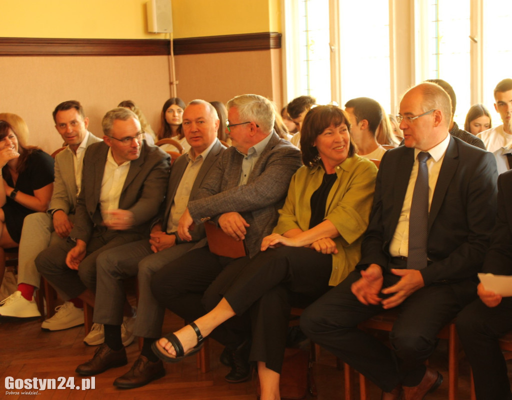 Podpisanie umów partnerskich w gostyńskim starostwie