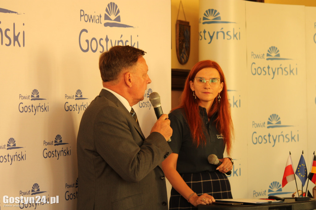 Podpisanie umów partnerskich w gostyńskim starostwie