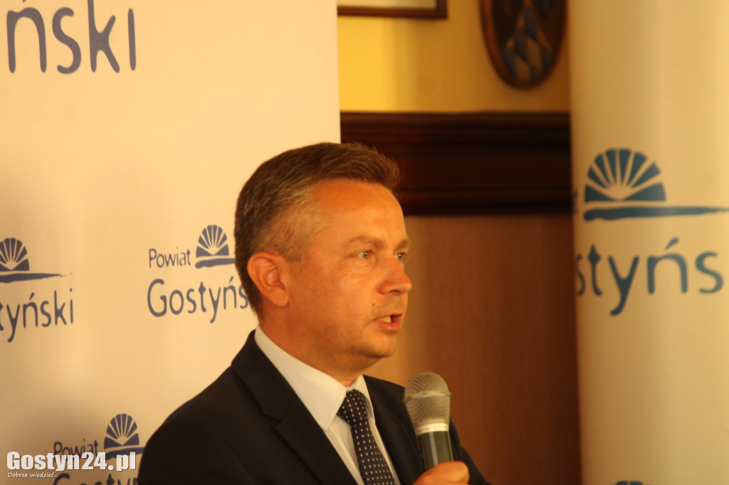 Podpisanie umów partnerskich w gostyńskim starostwie