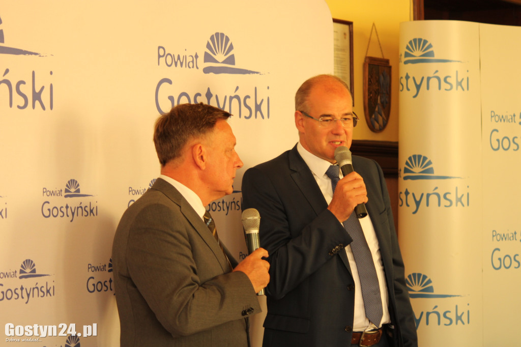 Podpisanie umów partnerskich w gostyńskim starostwie