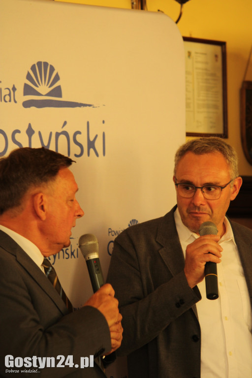 Podpisanie umów partnerskich w gostyńskim starostwie