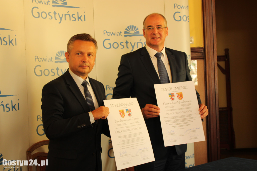 Podpisanie umów partnerskich w gostyńskim starostwie