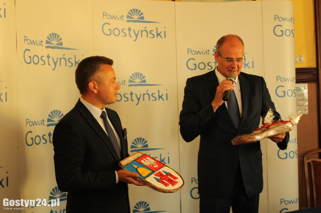 Podpisanie umów partnerskich w gostyńskim starostwie