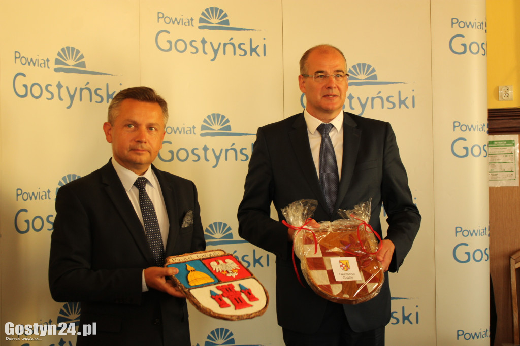 Podpisanie umów partnerskich w gostyńskim starostwie
