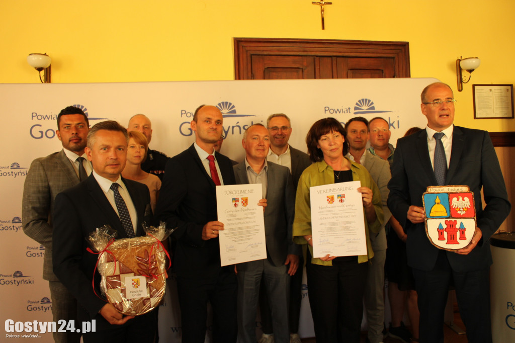 Podpisanie umów partnerskich w gostyńskim starostwie