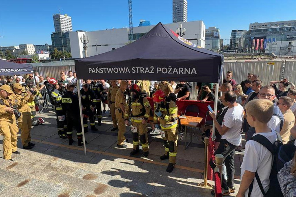 Strażacy z Gostynia wbiegali na Pałac Kultury i Nauki