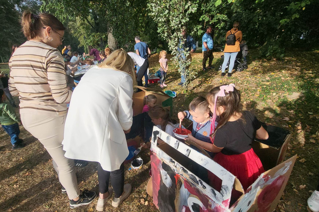 Zlot klasyków w parku przy zamku w Rokosowie