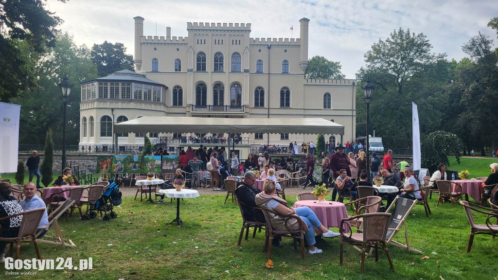 Zlot klasyków w parku przy zamku w Rokosowie