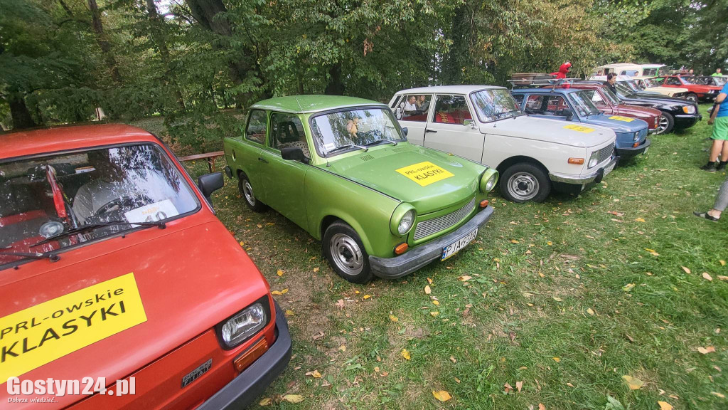 Zlot klasyków w parku przy zamku w Rokosowie