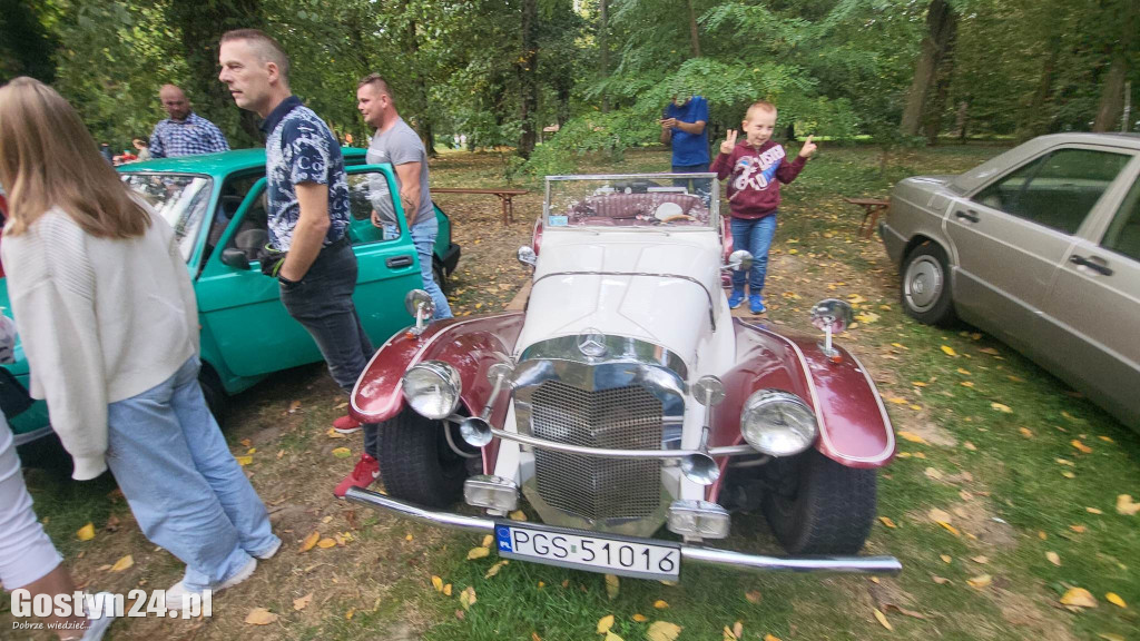 Zlot klasyków w parku przy zamku w Rokosowie