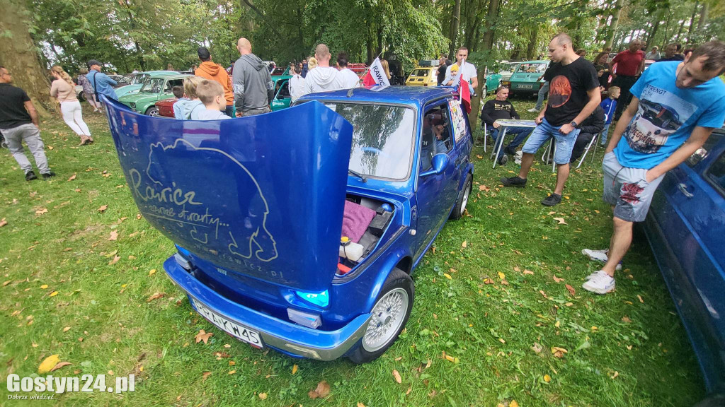 Zlot klasyków w parku przy zamku w Rokosowie