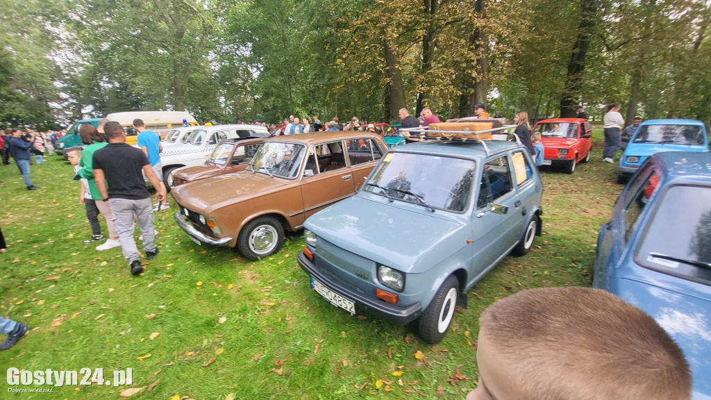 Zlot klasyków w parku przy zamku w Rokosowie