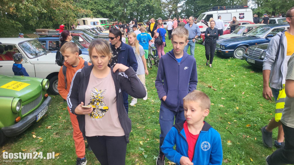 Zlot klasyków w parku przy zamku w Rokosowie