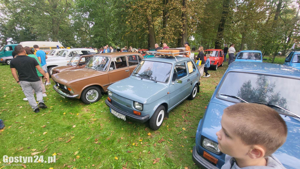 Zlot klasyków w parku przy zamku w Rokosowie
