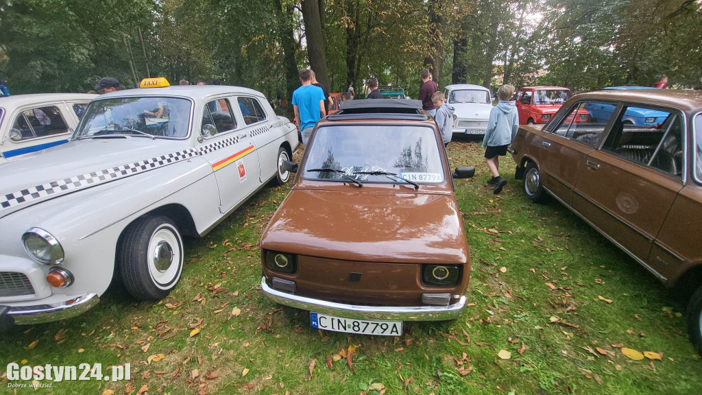 Zlot klasyków w parku przy zamku w Rokosowie