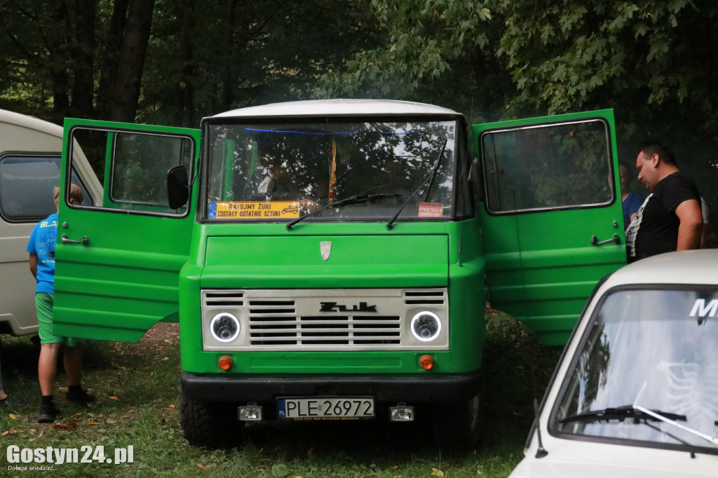 Zlot klasyków w parku przy zamku w Rokosowie
