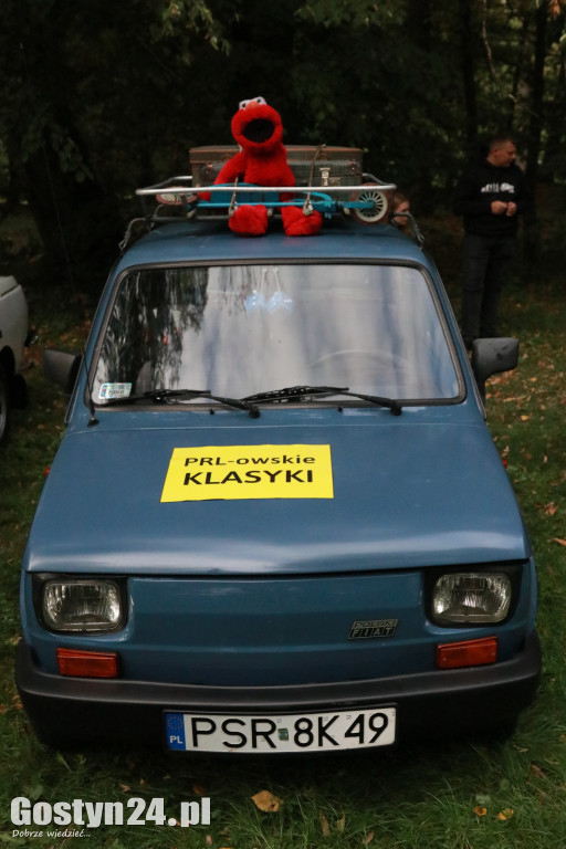 Zlot klasyków w parku przy zamku w Rokosowie