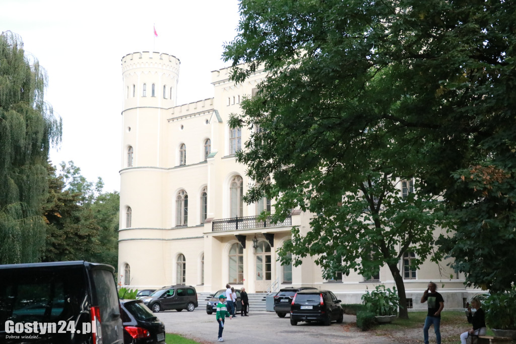 Zlot klasyków w parku przy zamku w Rokosowie