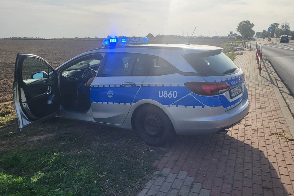 Samochód ciężarowy skasował barierki przy DW 434
