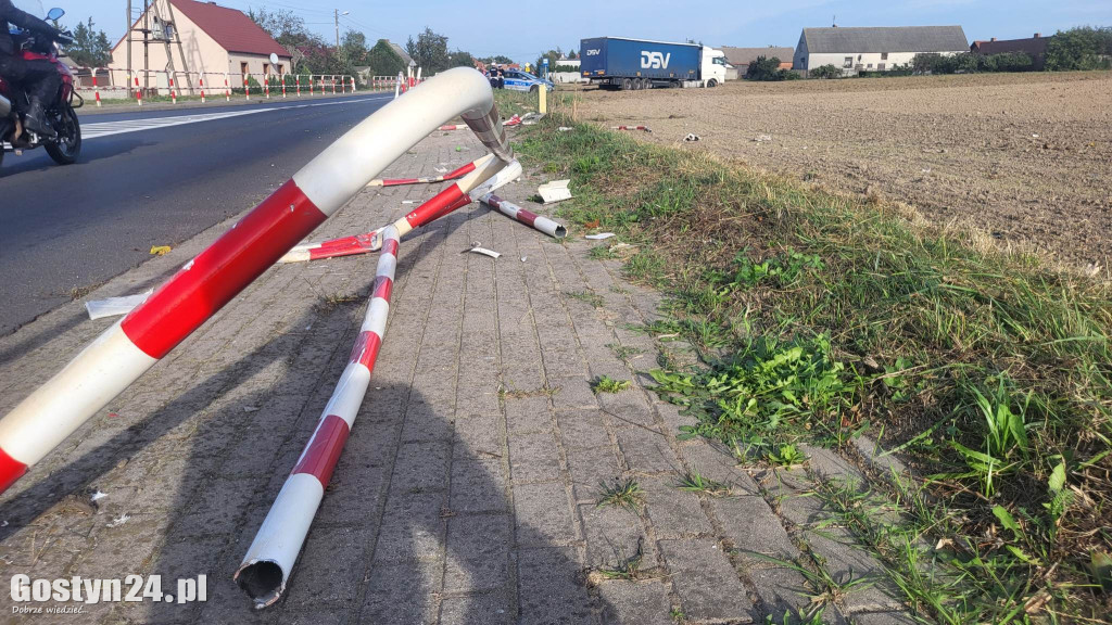Samochód ciężarowy skasował barierki przy DW 434