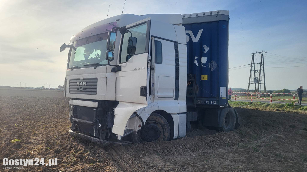 Samochód ciężarowy skasował barierki przy DW 434