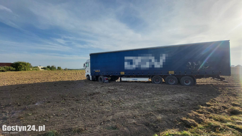 Samochód ciężarowy skasował barierki przy DW 434