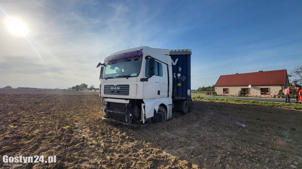 Samochód ciężarowy skasował barierki przy DW 434