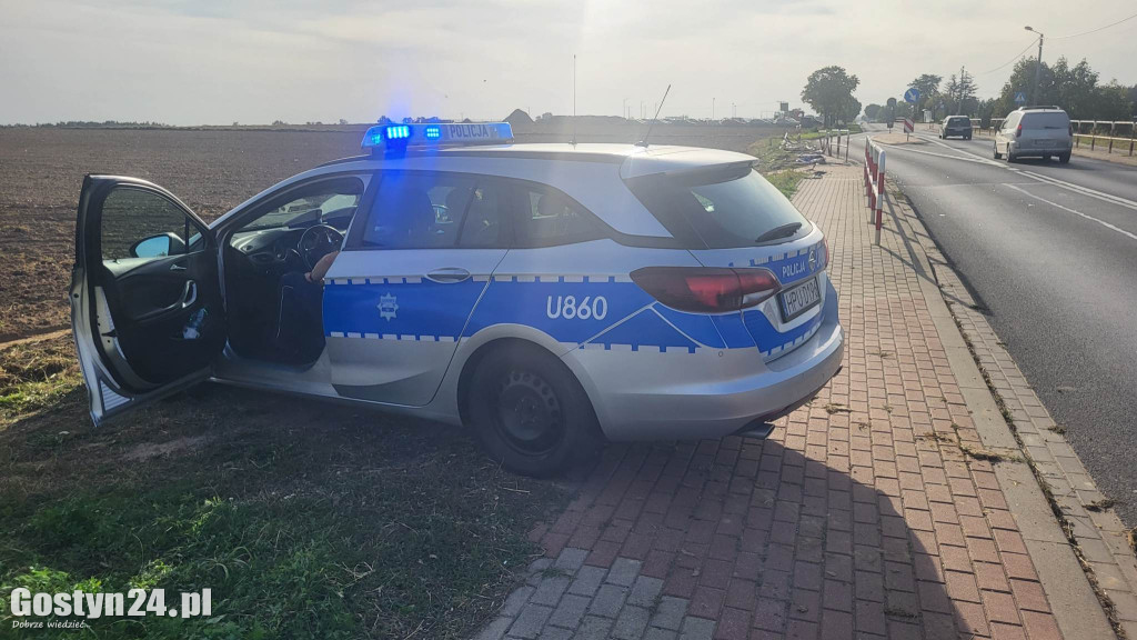 Samochód ciężarowy skasował barierki przy DW 434