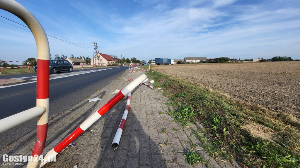 Samochód ciężarowy skasował barierki przy DW 434